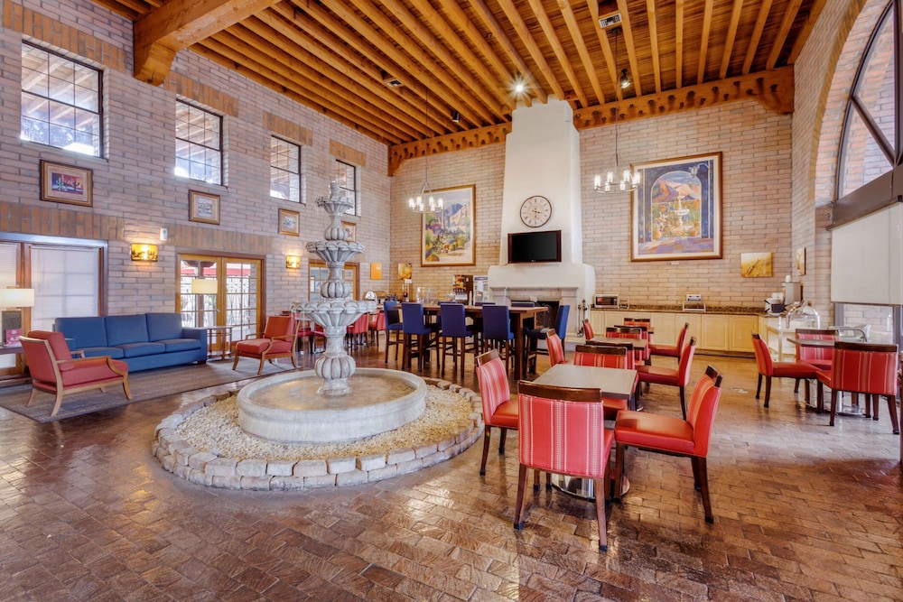 Comfort Suites Tucson near Sabino Canyon 40/47