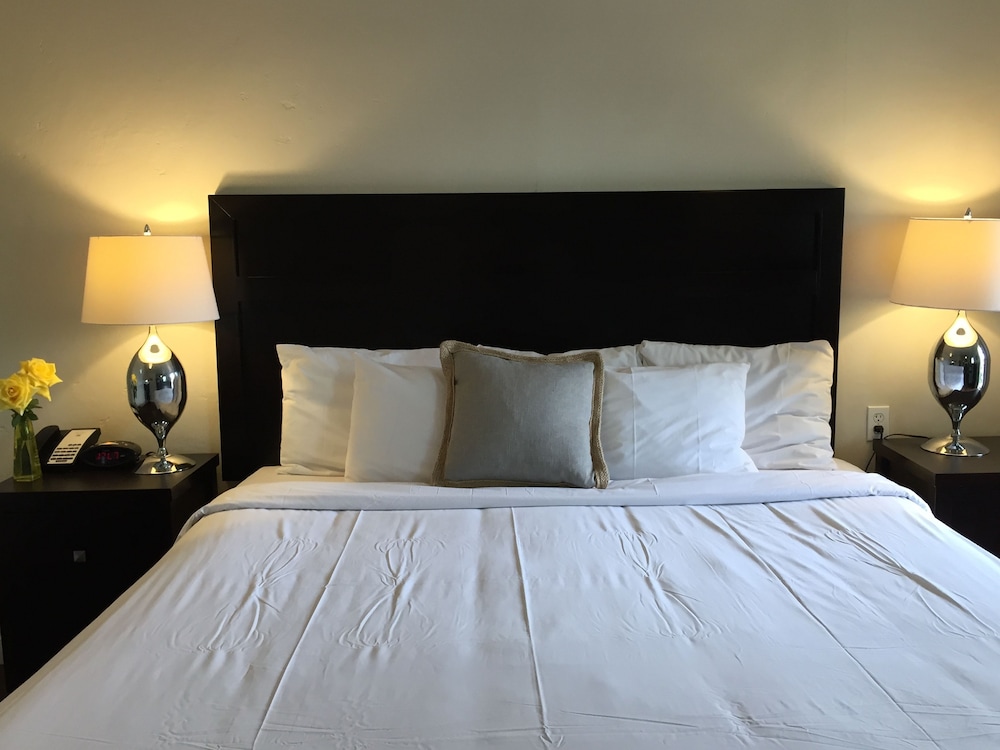 Beach Bungalow Inn and Suites 7/67