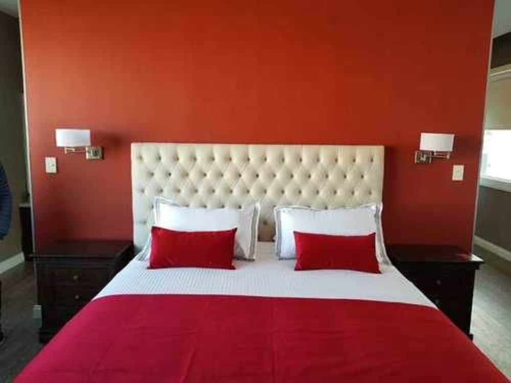 DELUXE, SUITE, DOUBLE OR TWIN BED