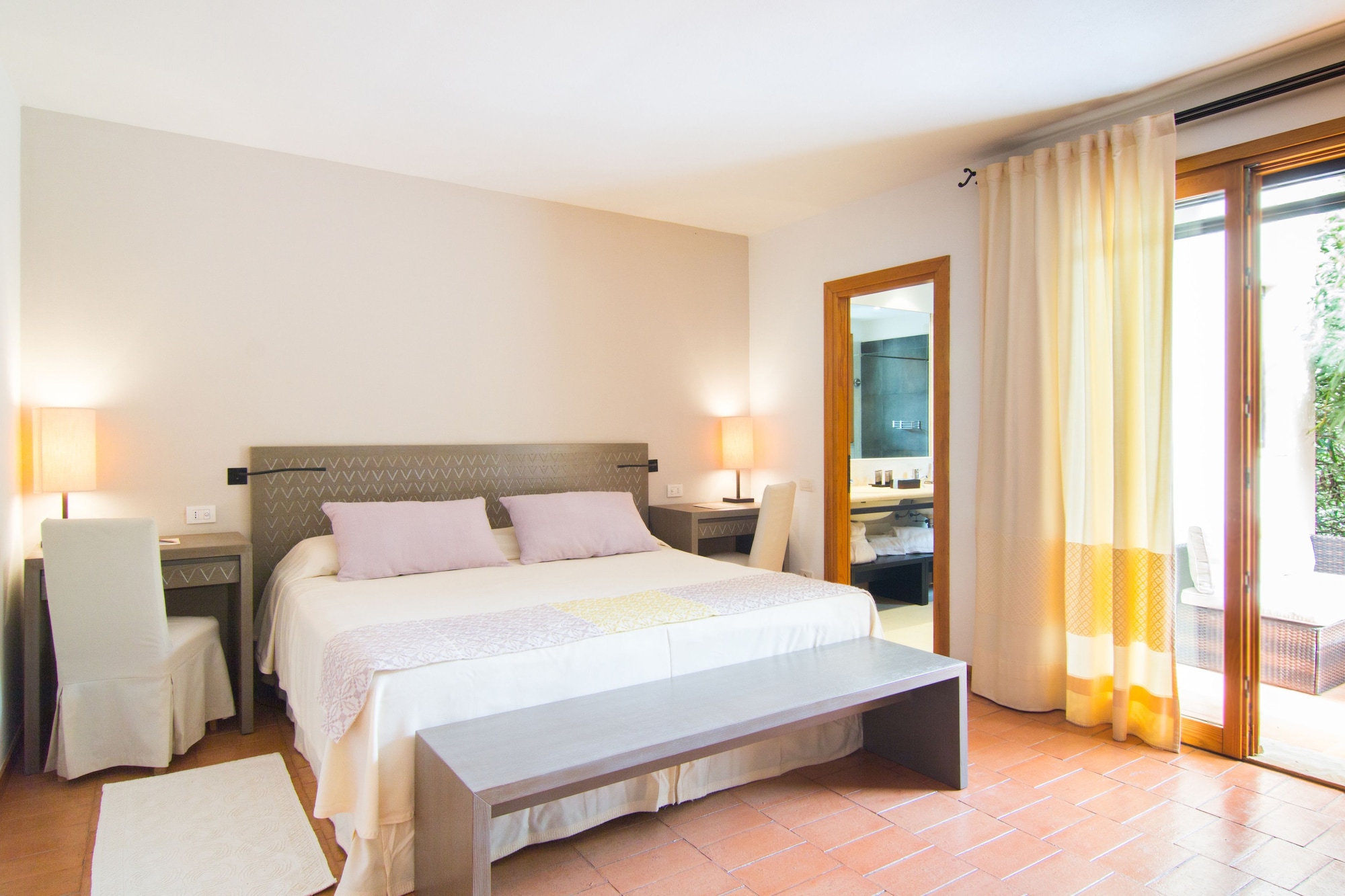 2 BEDROOMS, SUITE