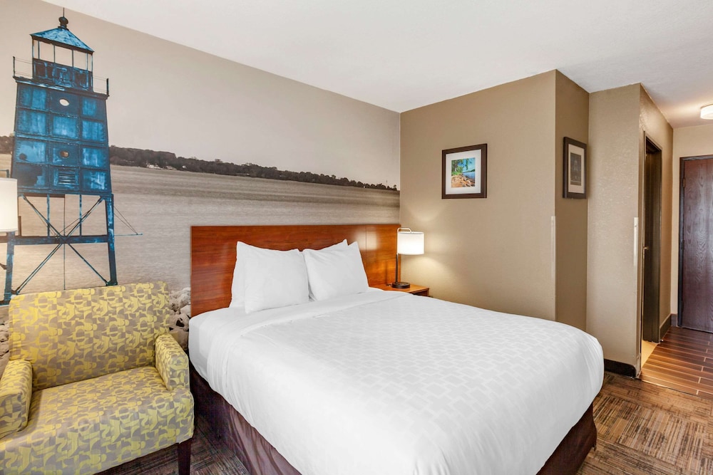 Clarion Pointe Racine - Mount Pleasant 3/36
