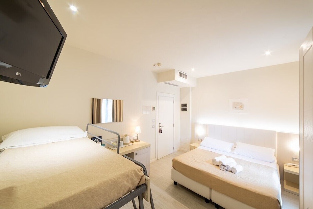 Ferretti Beach Hotel 24/65