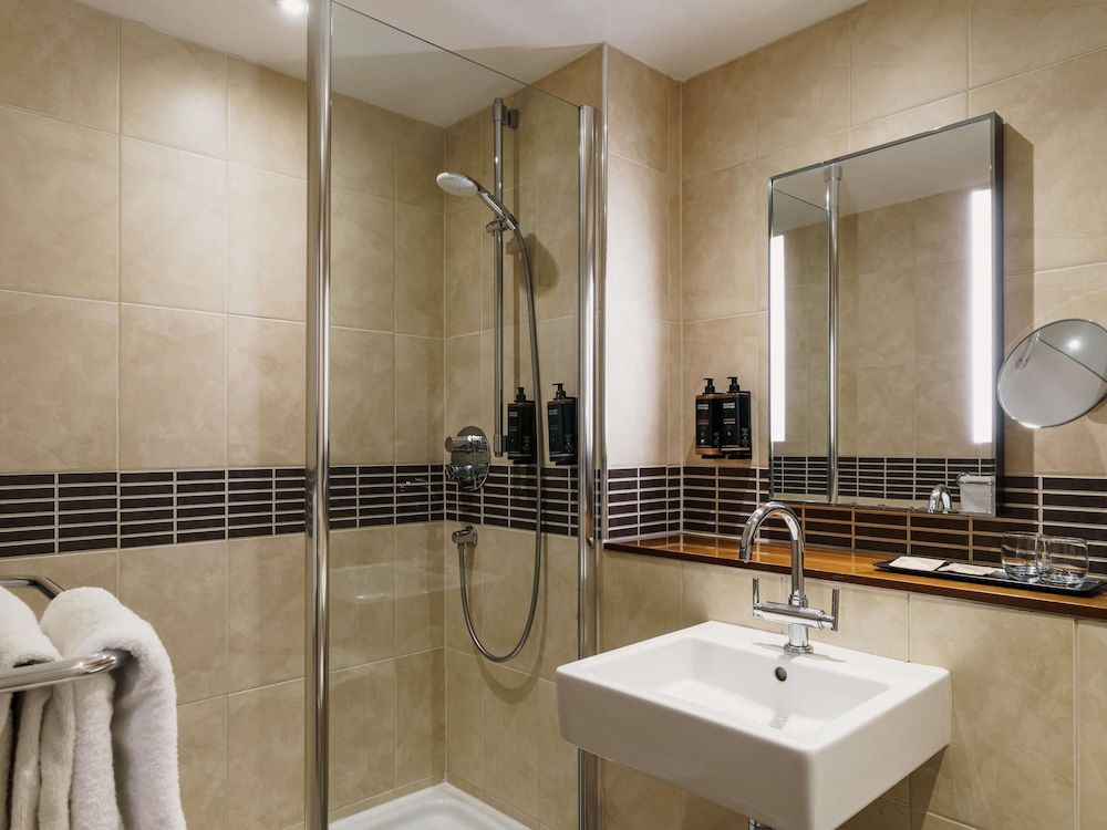 Mercure Southgate Hotel 48/49