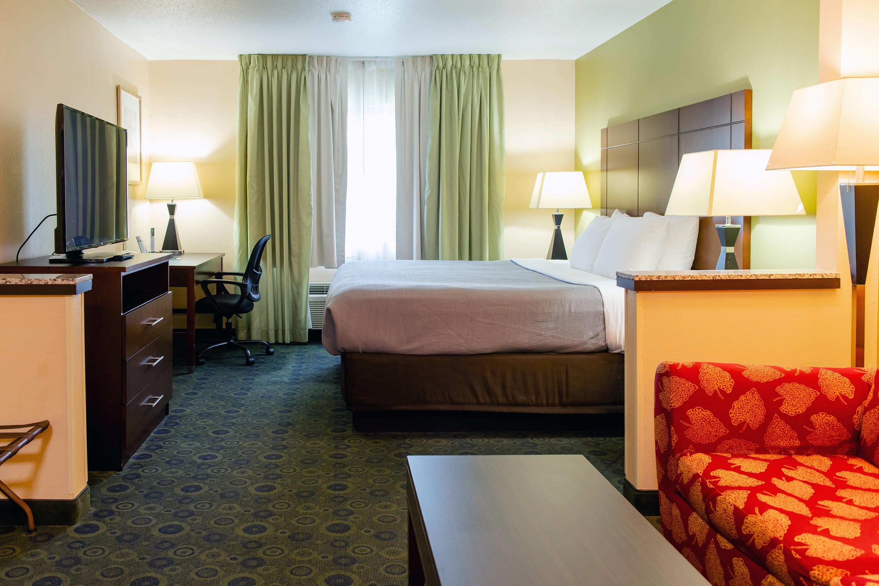 Efficiency, Suite, King Bed، Quality Inn & Suites Bloomington I-55 and I-74 2/6