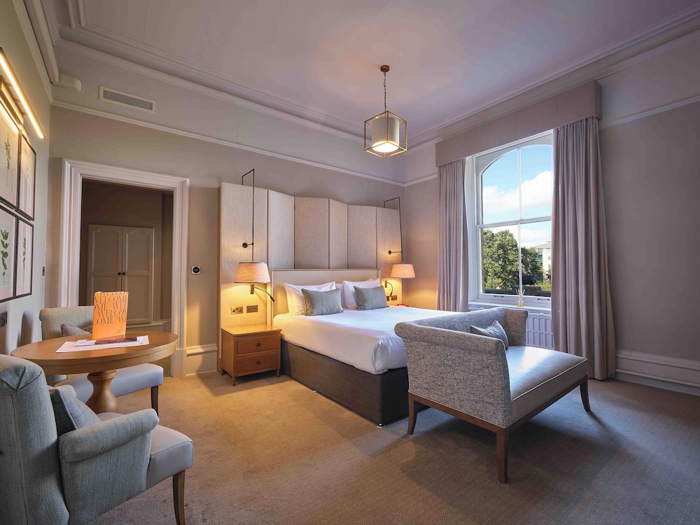 DELUXE, KING BED