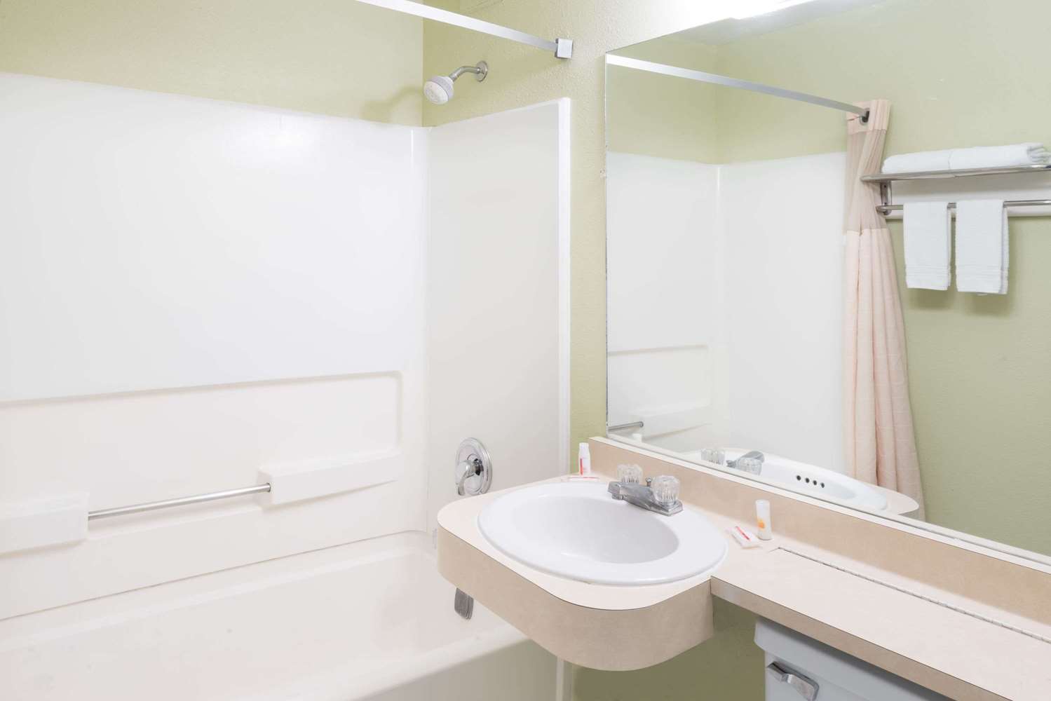 Days Inn by Wyndham Henrietta/Rochester Area 13/14