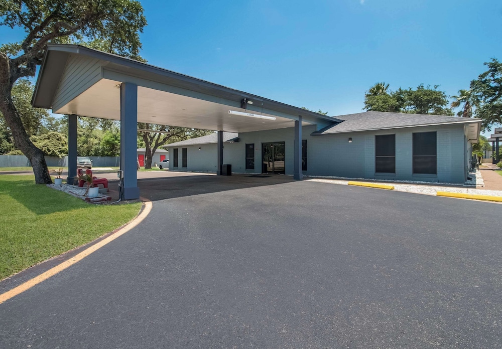Econo Lodge Inn & Suites Fulton Rockport 28/41