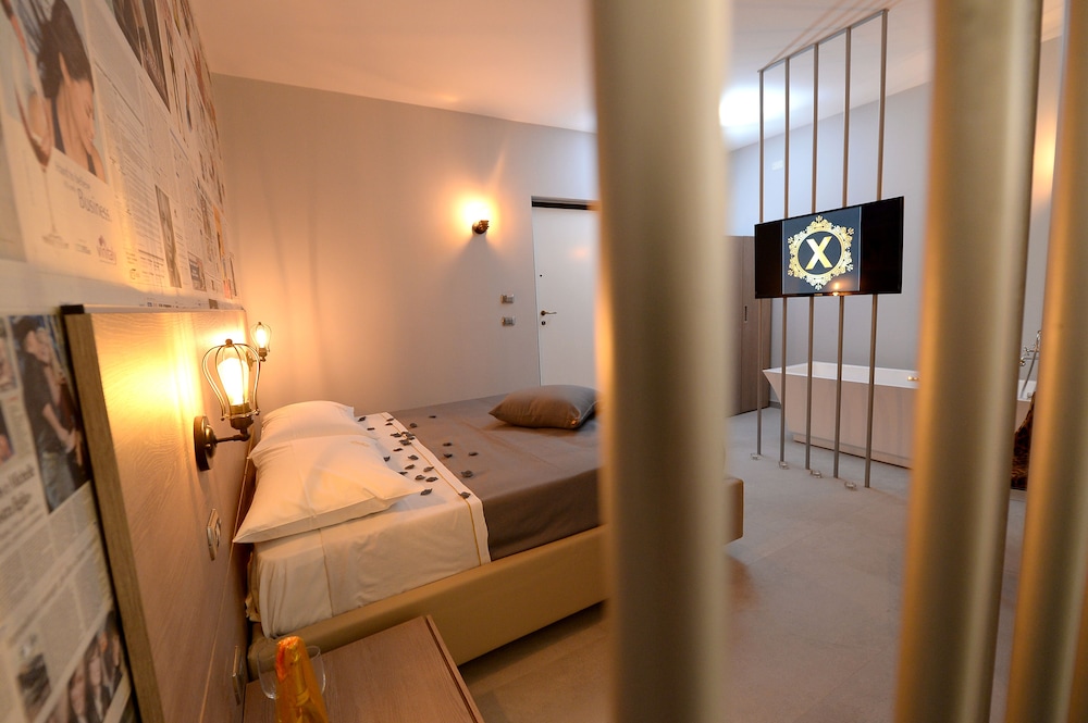 ROOM, DOUBLE BED, BATHTUB