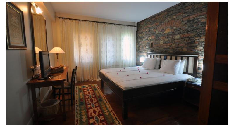 Suite, King Bed, Land View