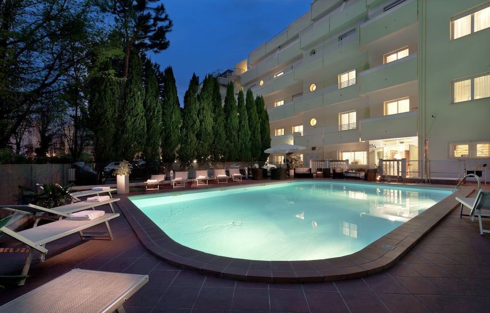 Astoria Suite Hotel 36/41