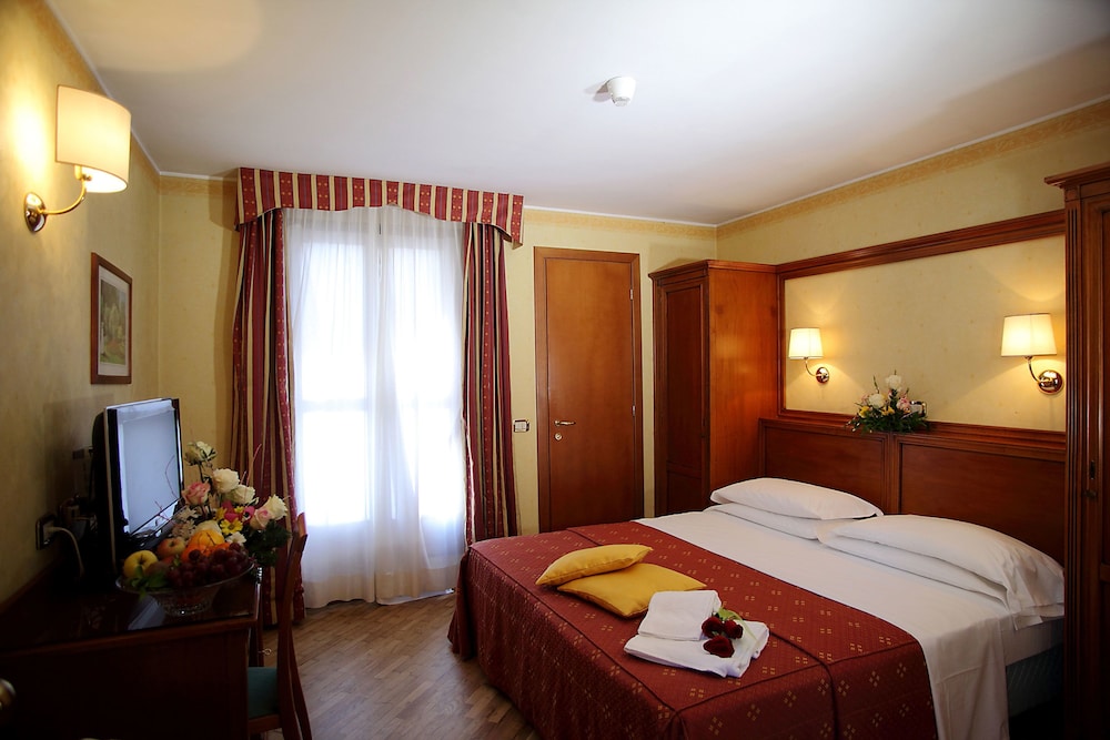 Hotel Cavour 36/58