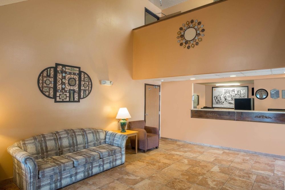 Super 8 By Wyndham Sun Prairie/Madison E 4/28