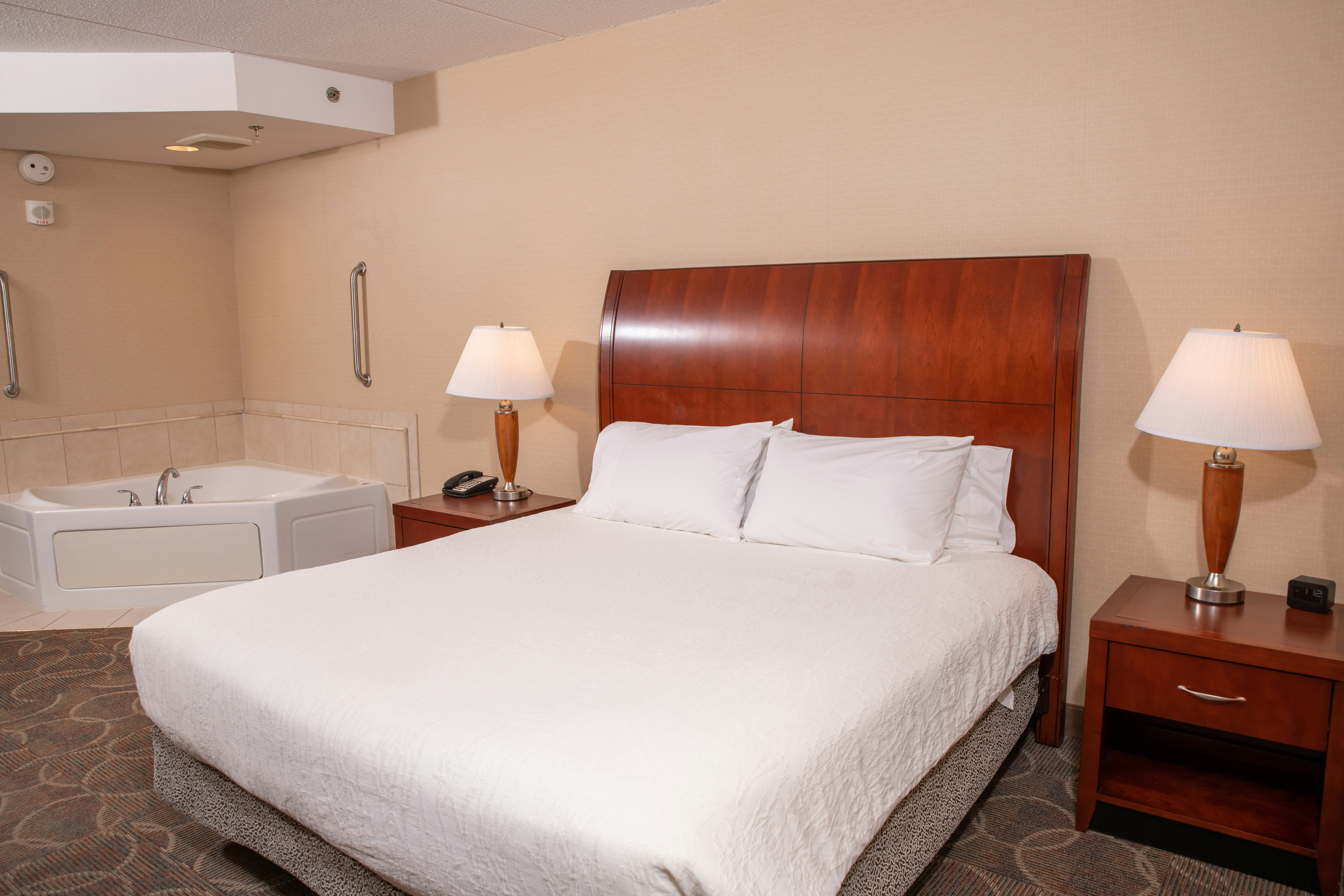 ROOM, KING BED, JETTED TUB