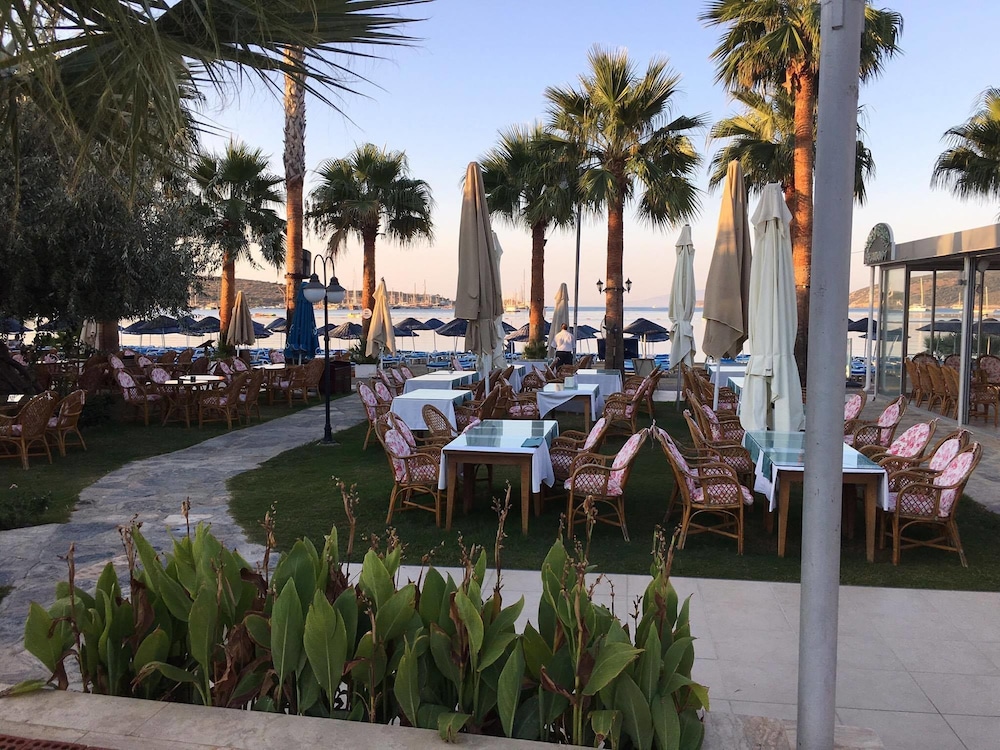 Nagi Beach Hotel 16/70