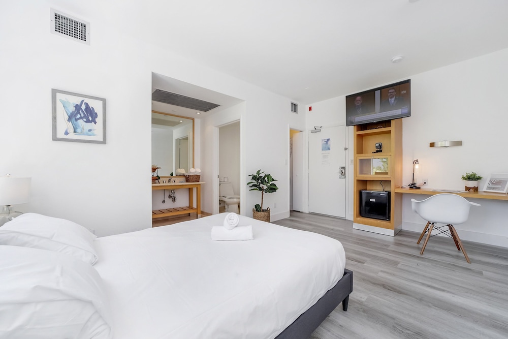 STANDARD, QUEEN BED, PRIVATE BATHROOM