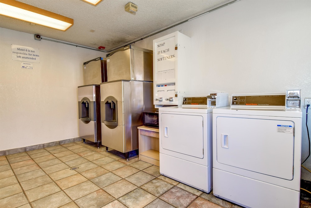 Motel6 Riverside, CA - South 14/51