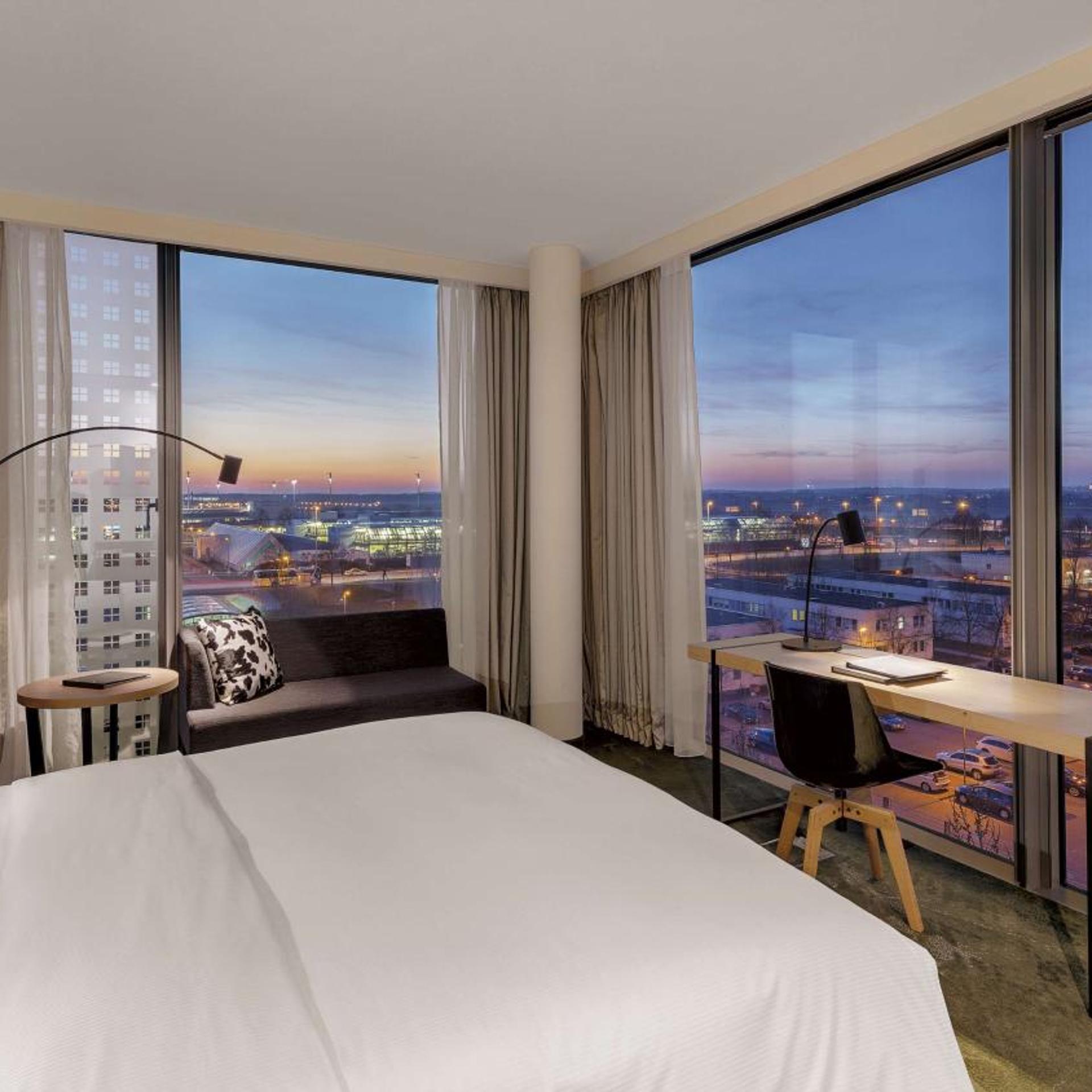Executive, King Bed, Runway View, Executive Lounge Access