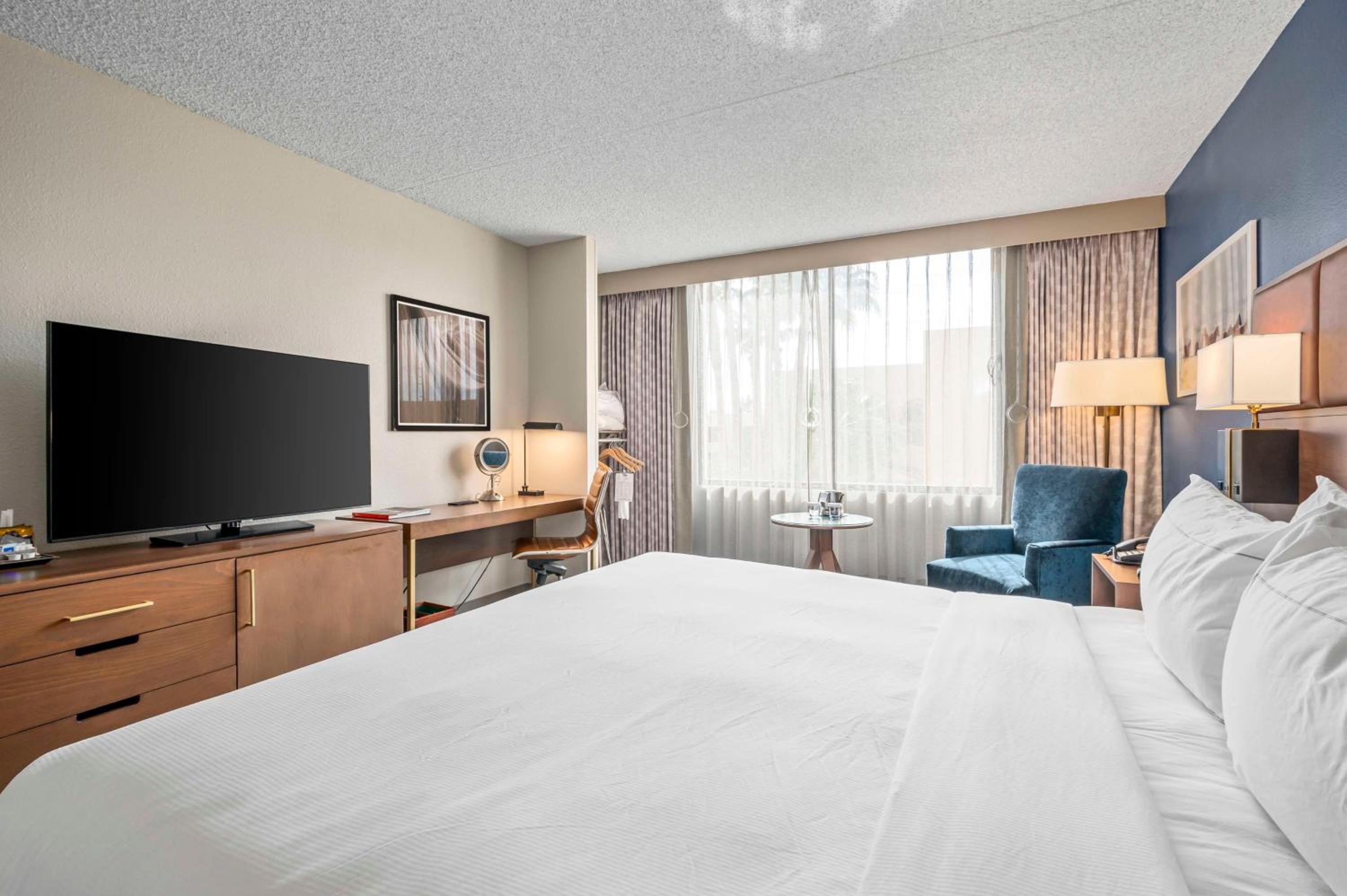 ROOM, KING BED, BATHTUB, ACCESSIBLE