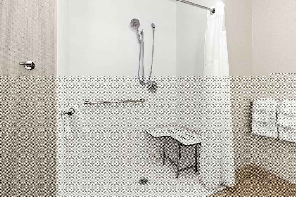 Holiday Inn Express & Suites Suisun City 20/70