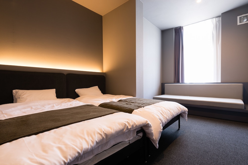 ROOM, TWIN BEDS