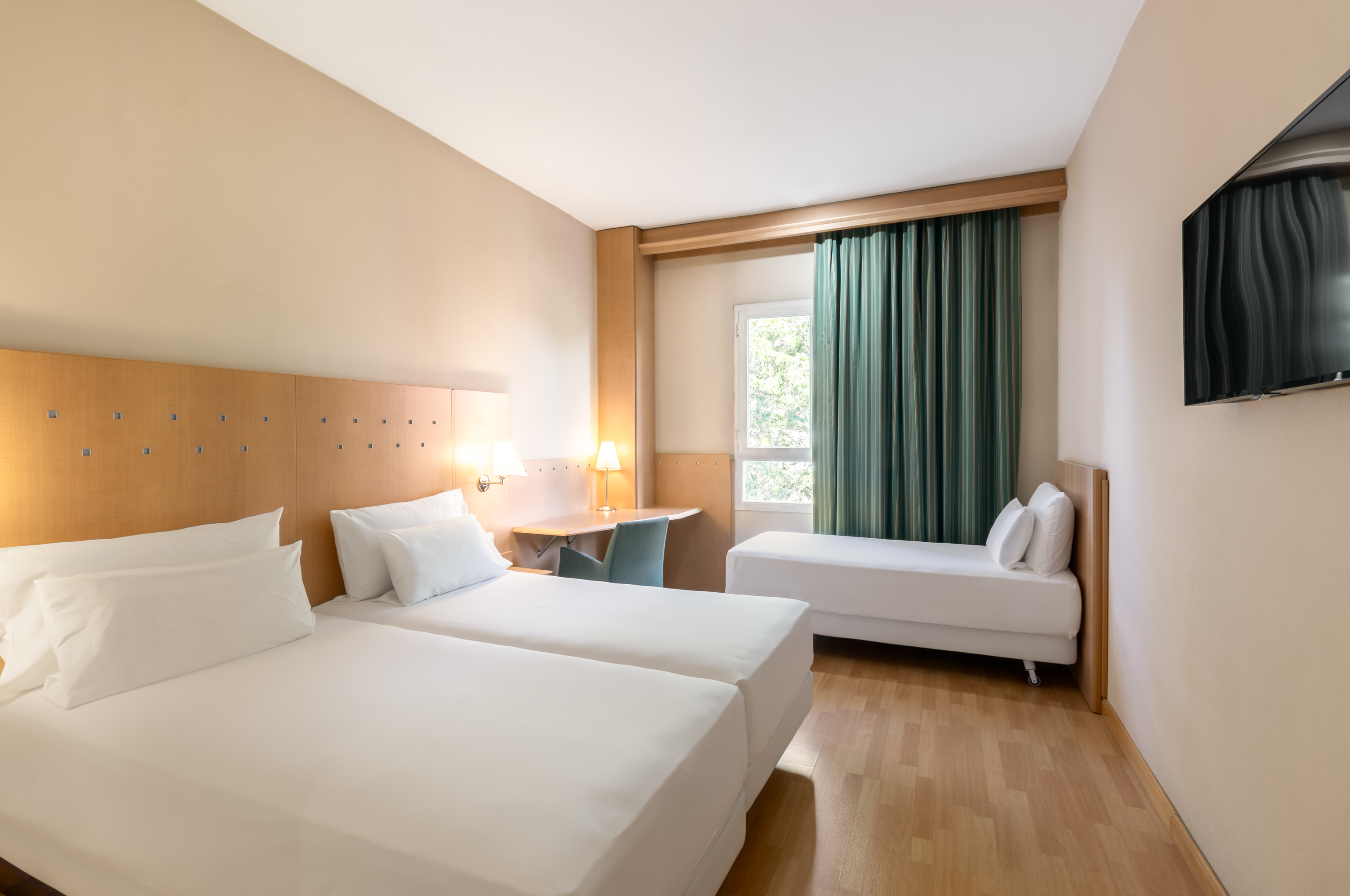 Room, Triple