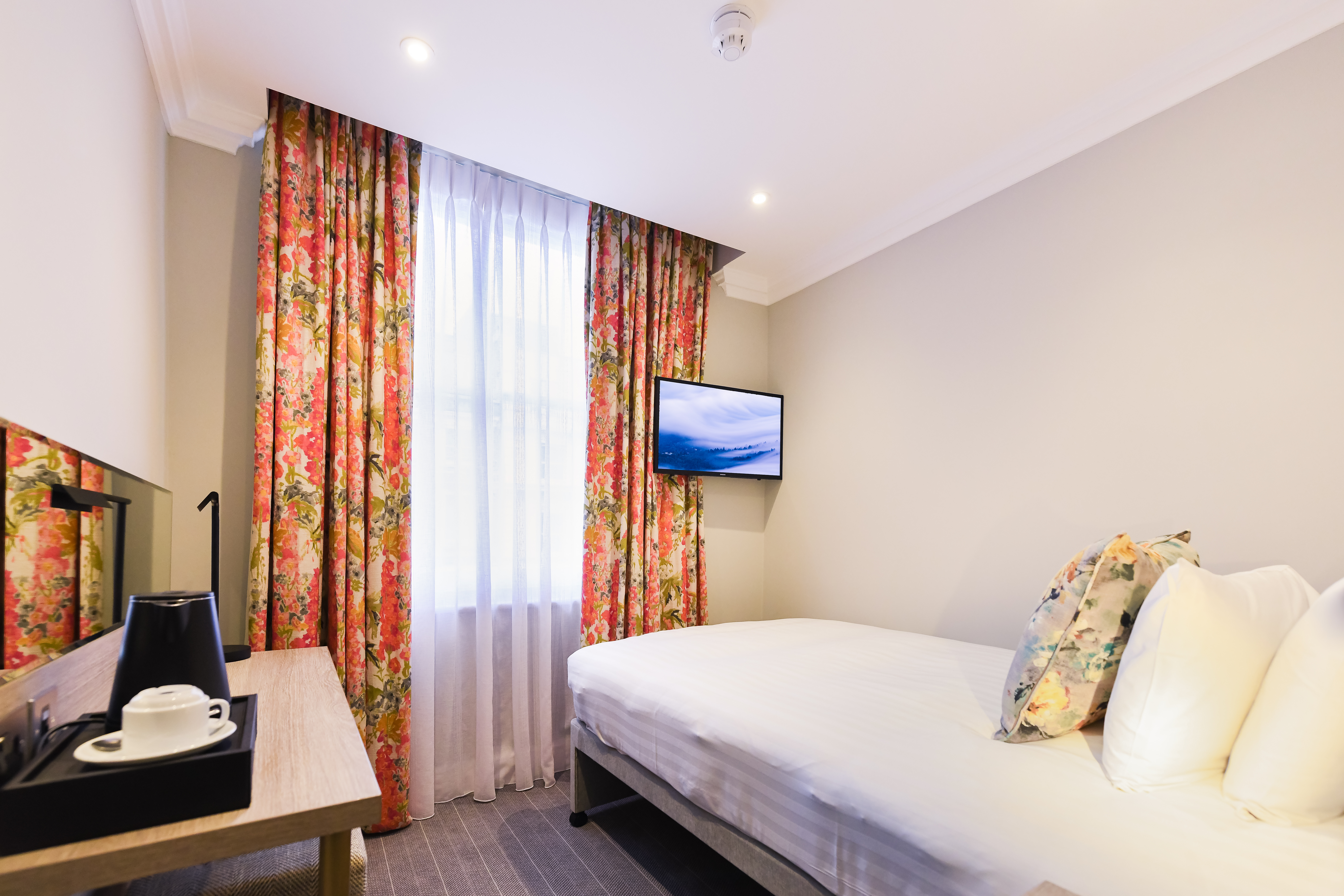 ROOM, SINGLE