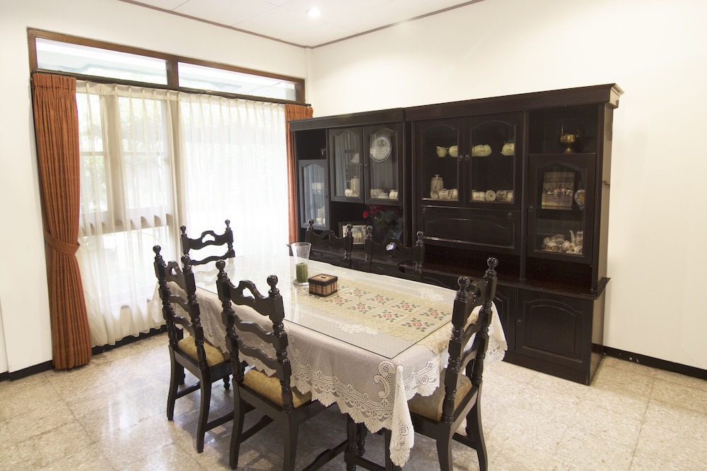 Oyo 261 Sasono Putro Guest House 18/22