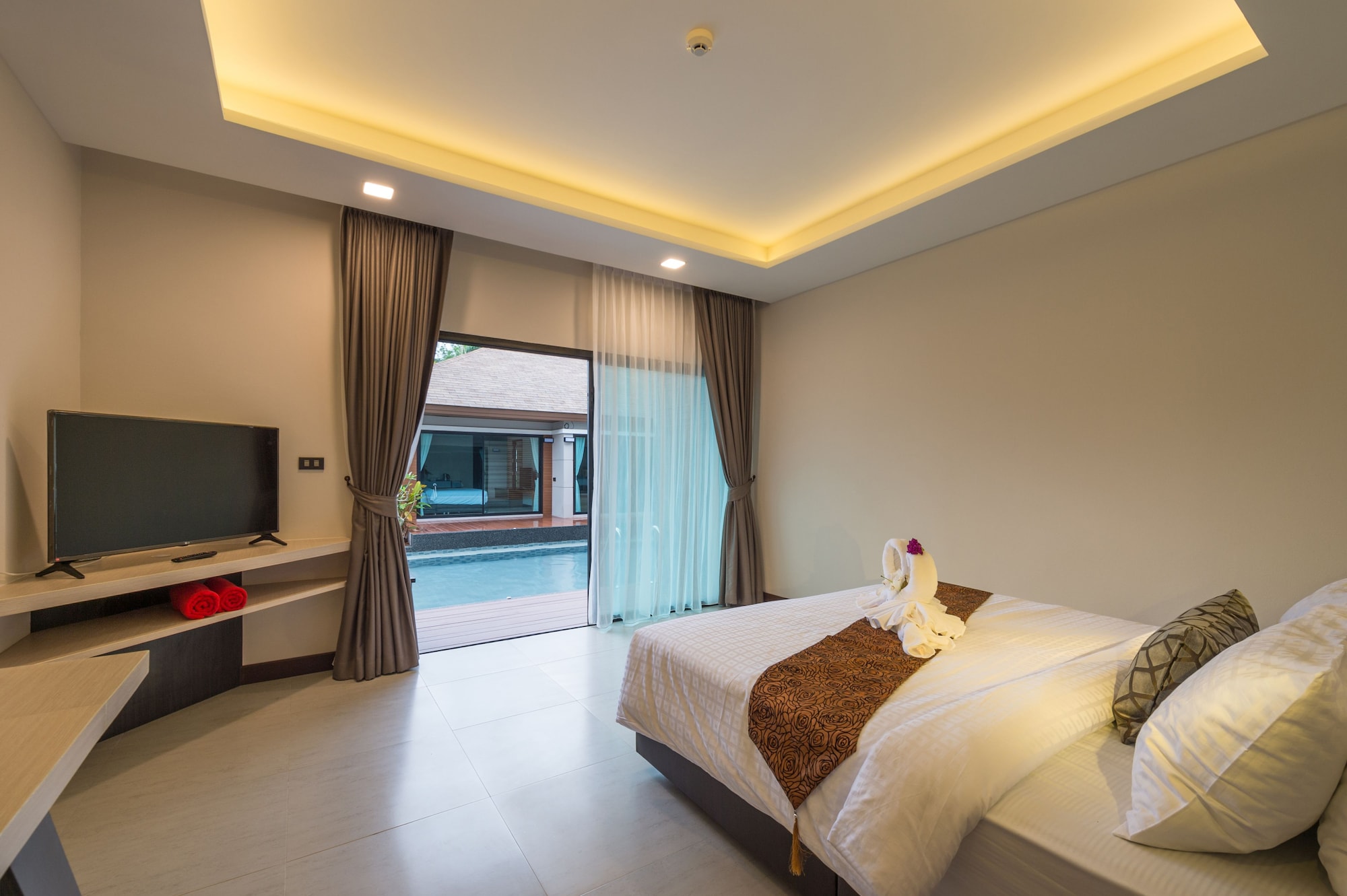 DELUXE, BATHTUB, POOL ACCESS