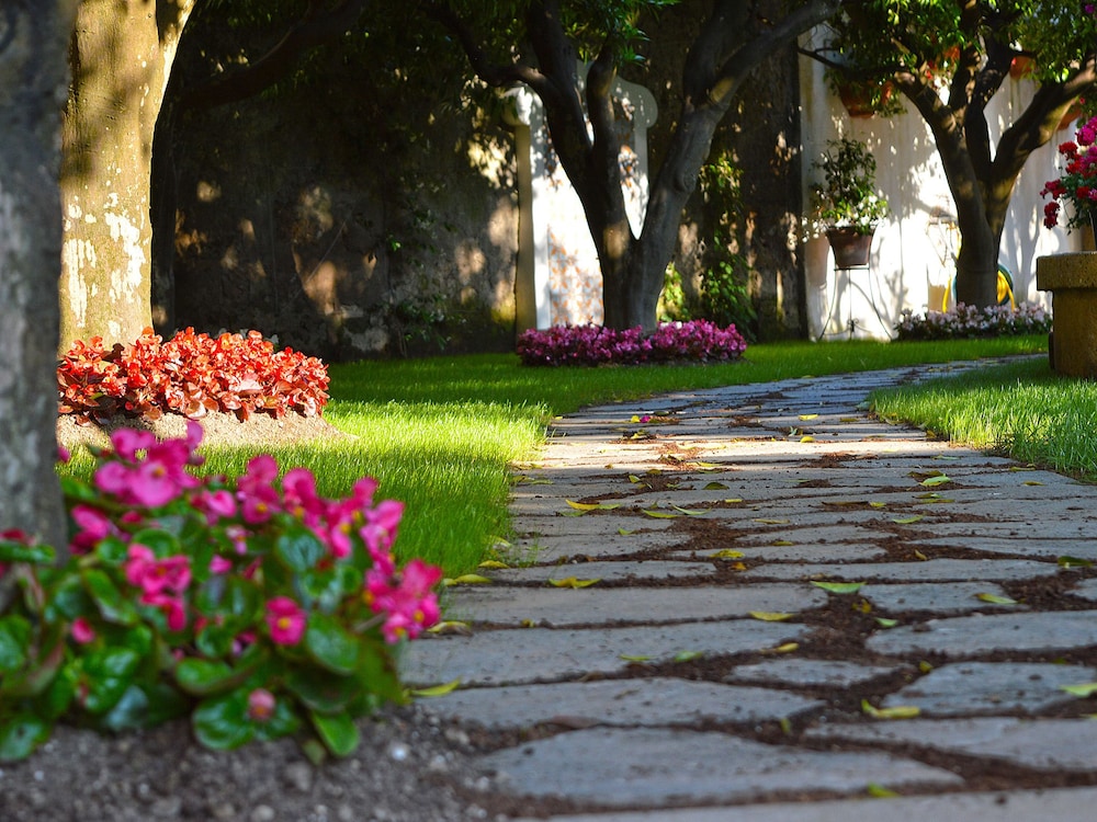 The Secret Garden Relais 59/66