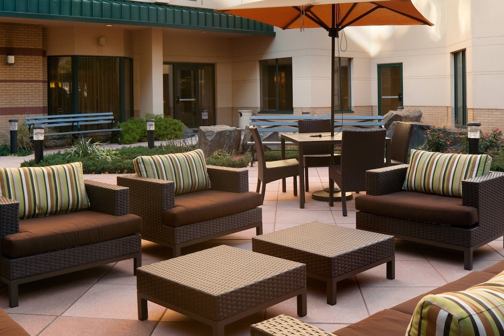 Courtyard Jersey City Newport 24/38