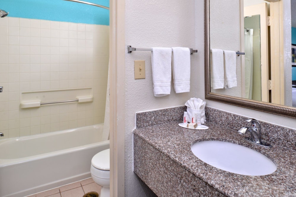 Howard Johnson by Wyndham Houston Heights/Downtown 9/23