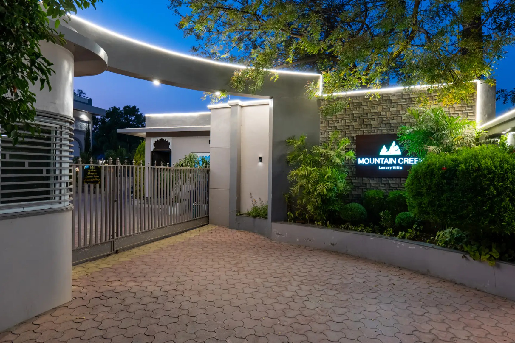 ELIVAAS Prive Mountain Creek Retreat 7 BHK With Pool, Game & Gym zone, Near Fatehsagar Lake 22/27