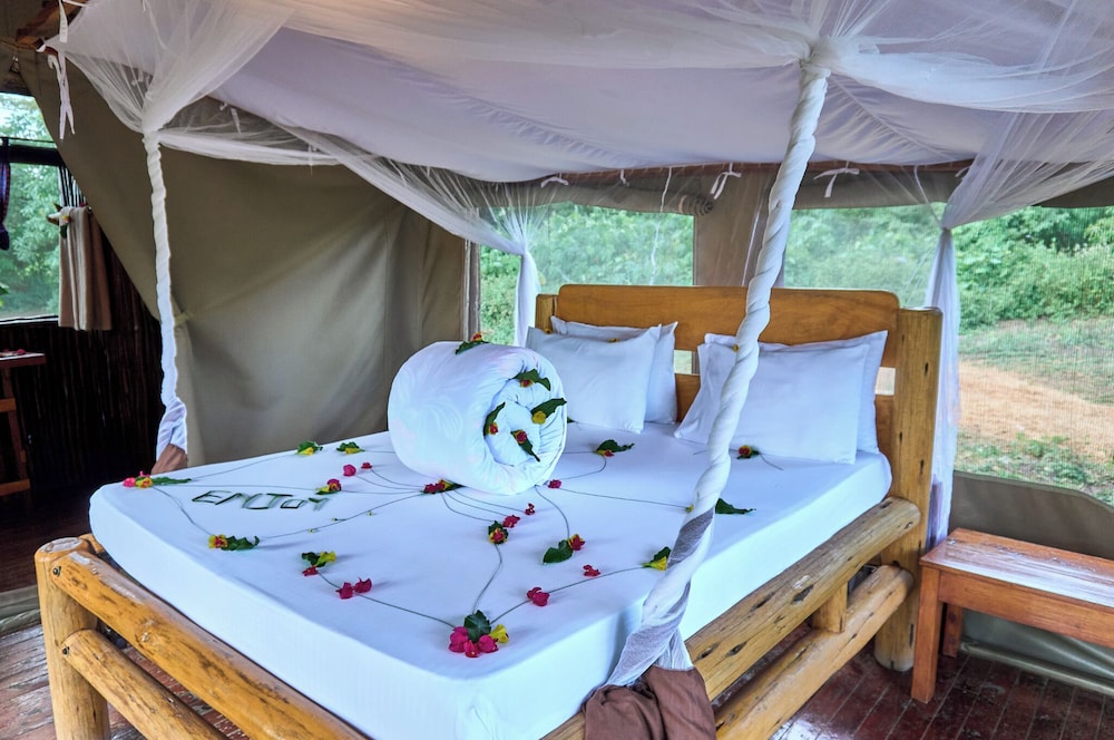 MIGUNGA TENTED CAMP 7/47