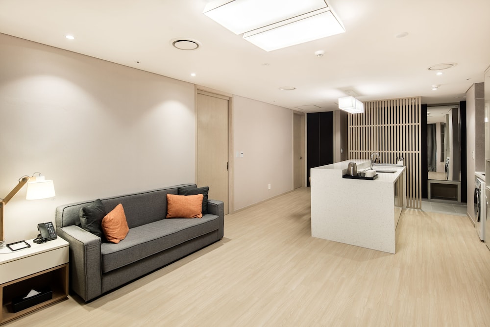 Golden Tulip Incheon Airport Hotel and Suites 45/63