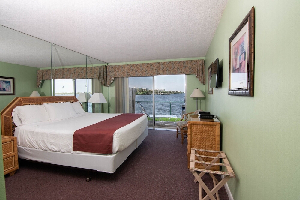 PALM BEACH WATERFRONT SUITES 20/67