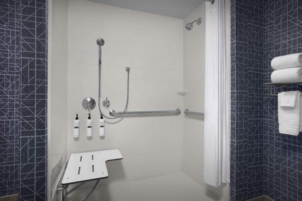 جناح بسريرين كوين مع أريكة لذوي الإعاقة، HOMEWOOD SUITES BY HILTON GAITHERSBURG/ WASHINGTON, DC NORTH 5/7