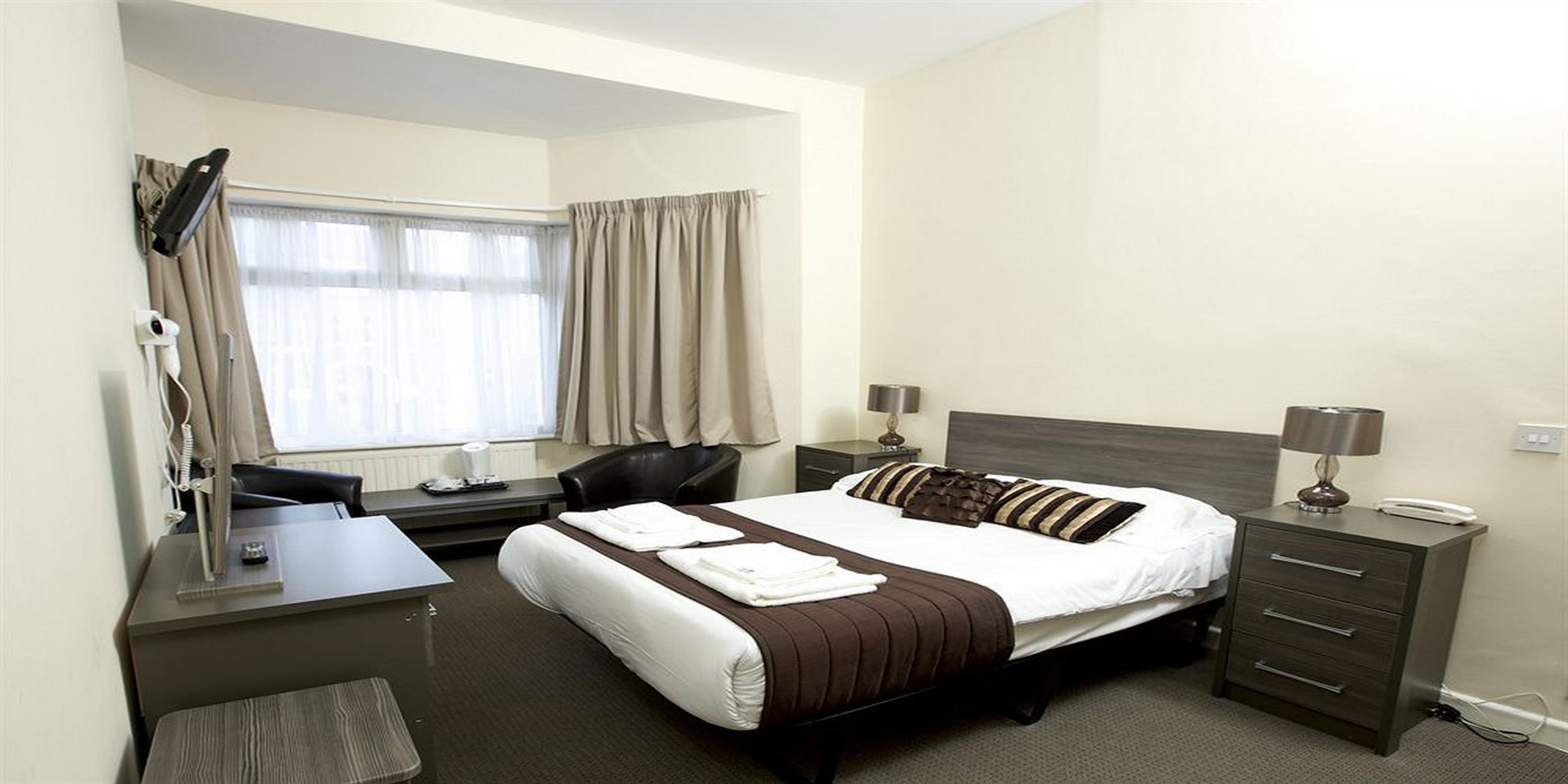 ROOM, DOUBLE BED