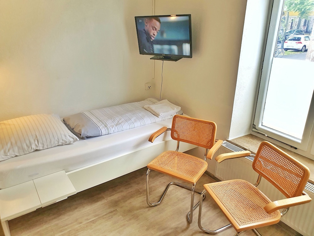 B & L Hostel 8/50