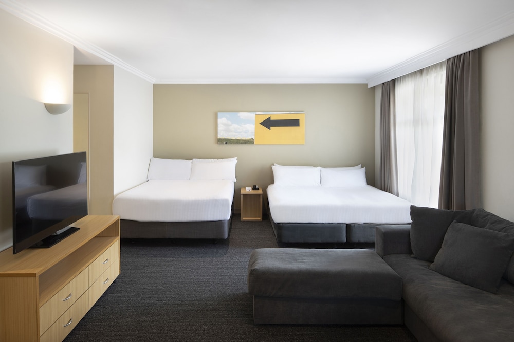 Mercure Sydney Blacktown 28/72