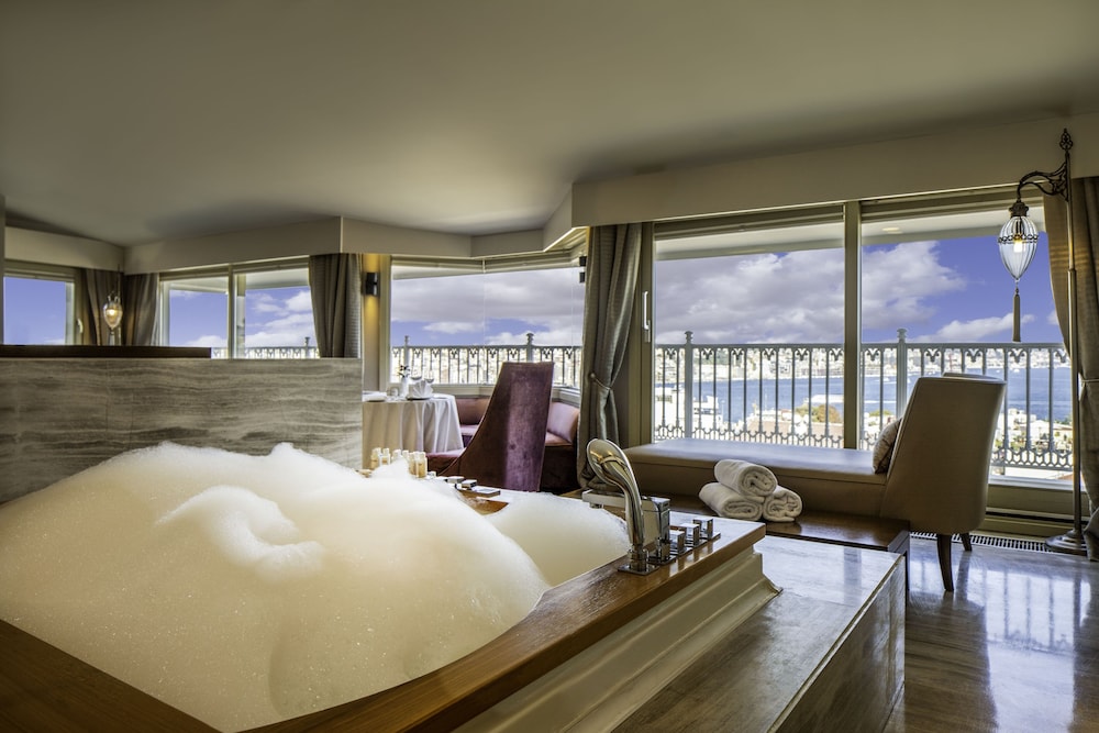 SUITE, KING BED
