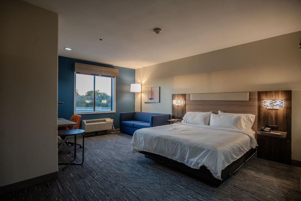 Holiday Inn Express Hotel And Suites Cleveland 19/55