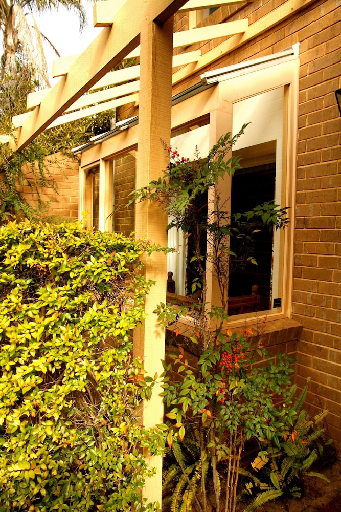 ADELAIDE HERITAGE COTTAGES AND APARTMENTS 45/53