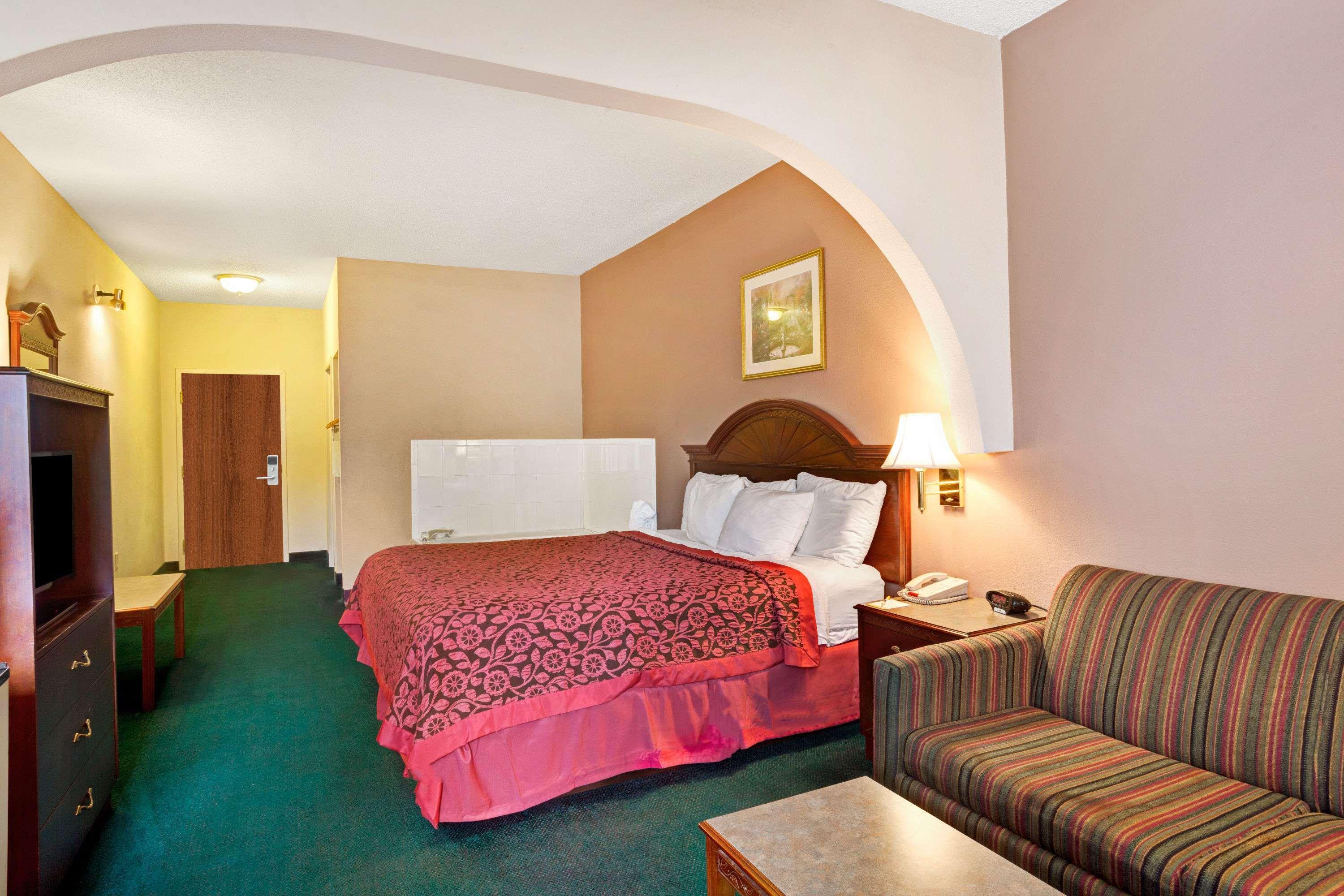 Days Inn & Suites by Wyndham Louisville SW 6/17