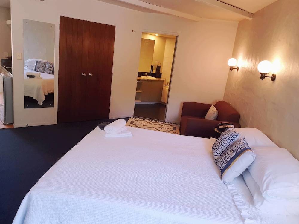 EXECUTIVE, STUDIO, KING BED