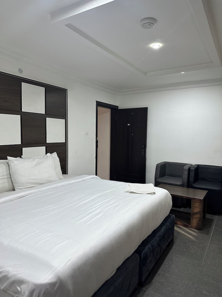 Foramot Suite 8/24