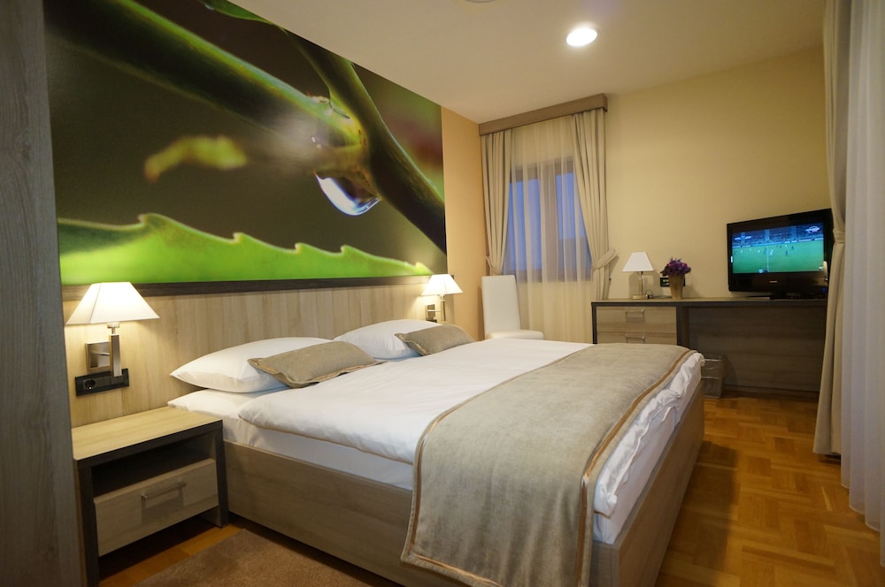 1 BEDROOM, SUITE