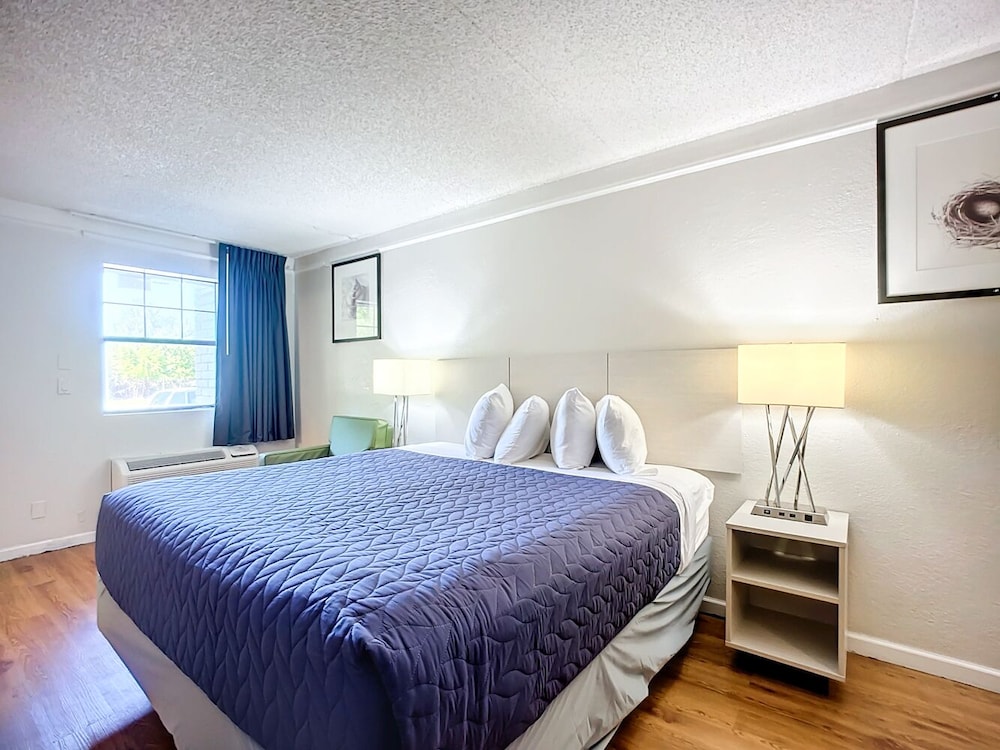 غرفة بسرير كينج للمدخنين، Motel 6 Jacksonville Fl Airport Area South 6/10