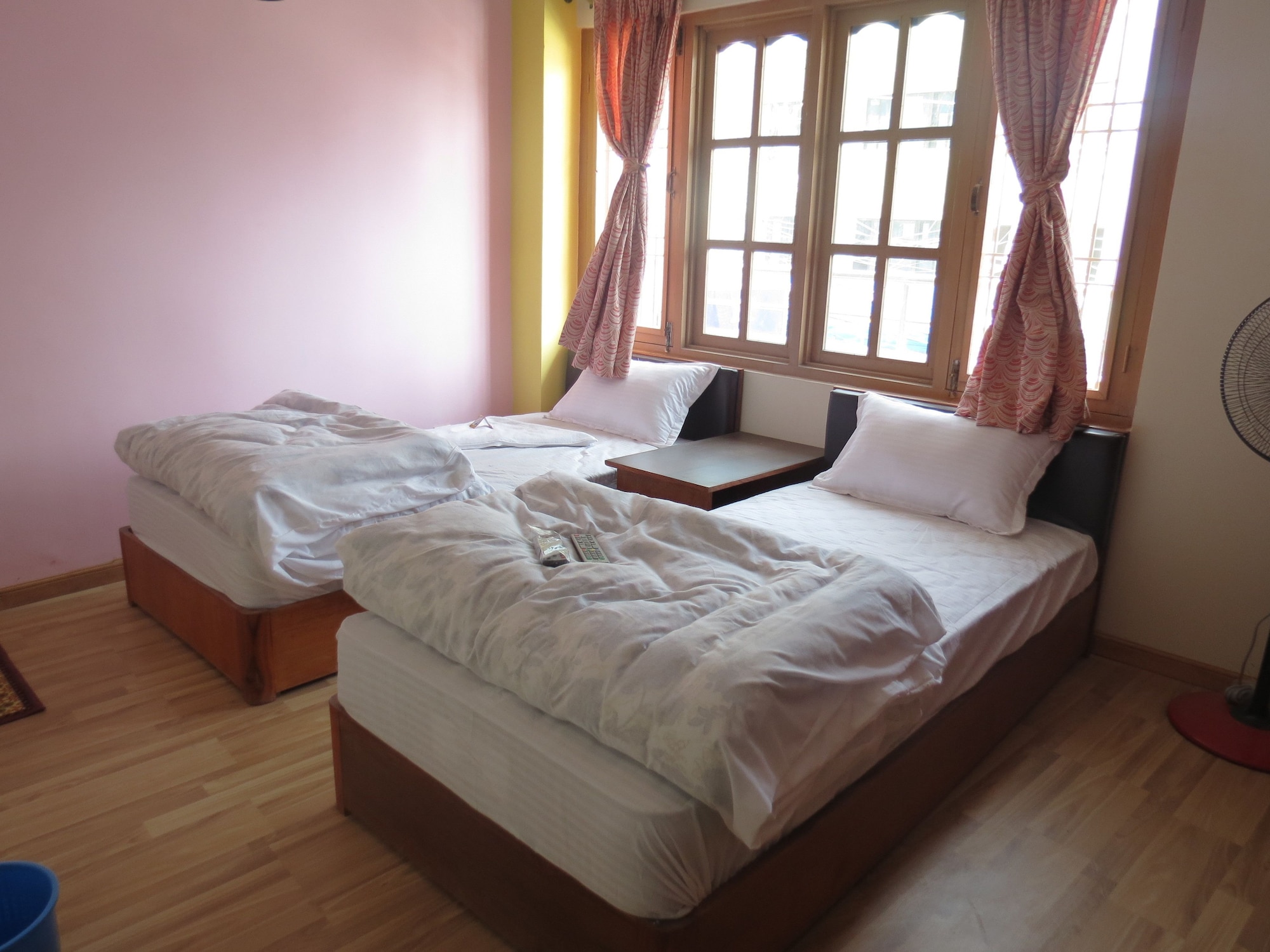 ROOM, TWIN BEDS