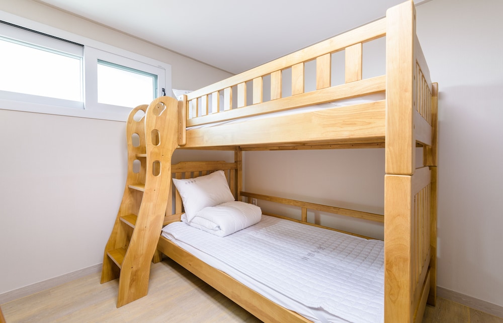 Female Dorm, Female Only, Balcony