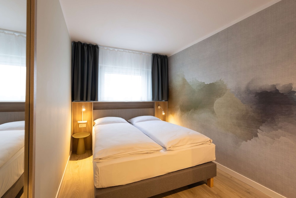 ROOM, SINGLE